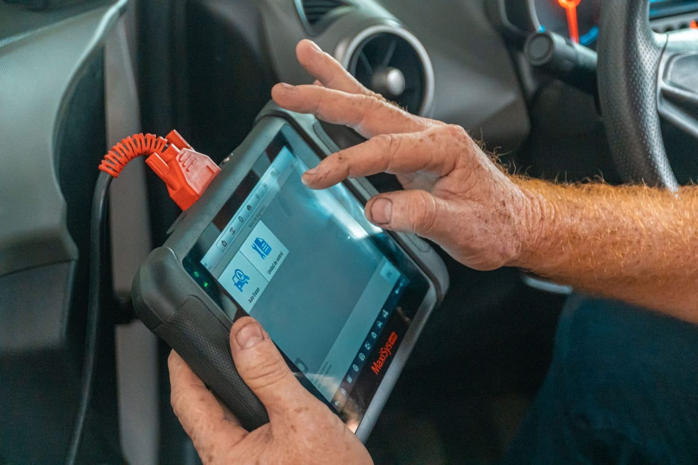 Monteur leest een storing uit op een diagnosetablet