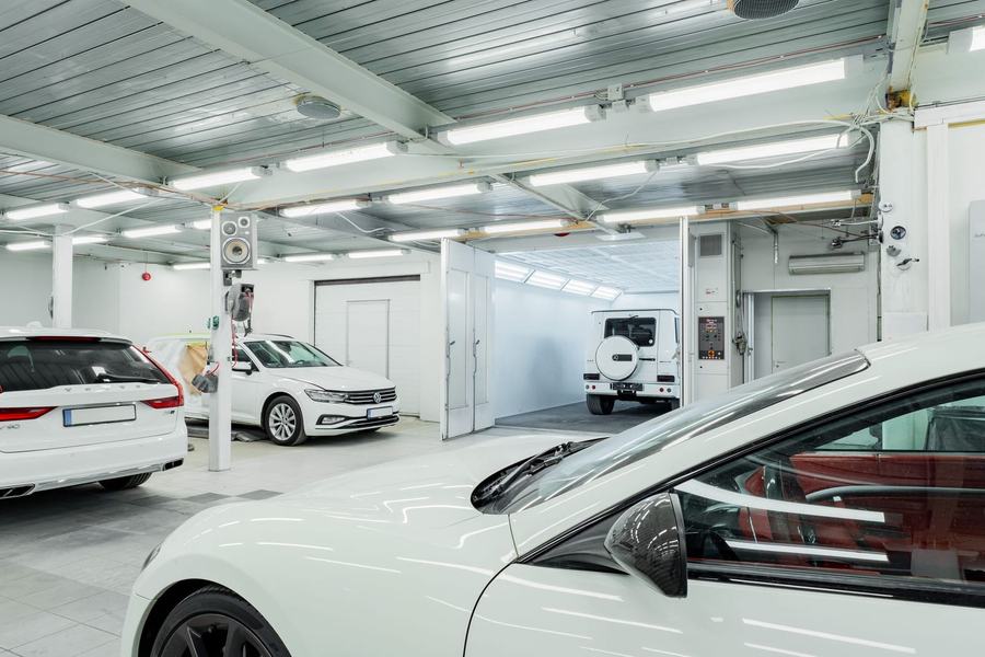 Witte wagen in de werkplaats