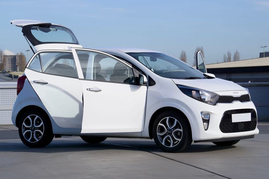 Witte compacte elektrische auto