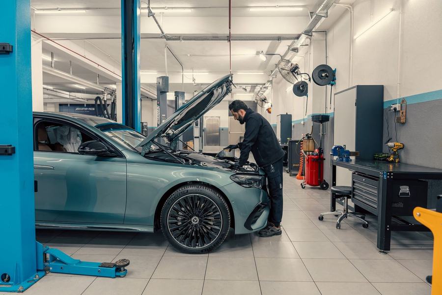 Auto op de brug in de werkplaats