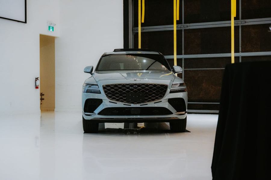 Witte SUV in de showroom
