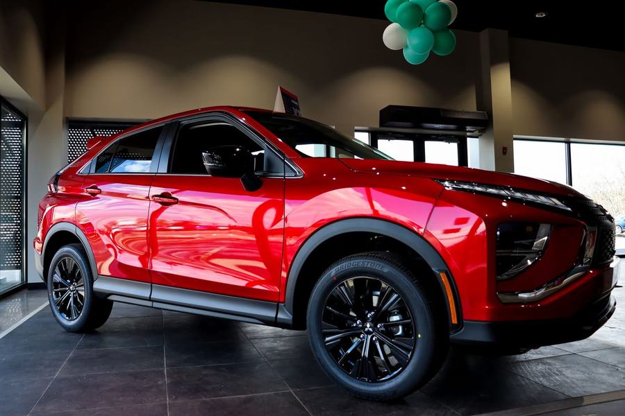 Rode SUV in een showroom